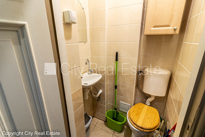 Pagalma ēka, bruģēts piebraucamais ceļš, ieeja no pagalma, kāpņu telpa bez remonta, istabas Rīga - foto 13