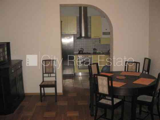 Дом во дворе, закрытая территория, вход со двора, окна выходят в обе стороны дома, Rīga