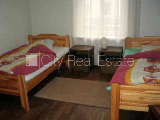 Дом во дворе, закрытая территория, вход со двора, окна выходят в обе стороны дома, Rīga