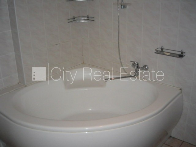 Pagalma māja, slēgta teritorija, ieeja no pagalma, logi vērsti mājas abās pusēs, guļamistabu Rīga - foto 8