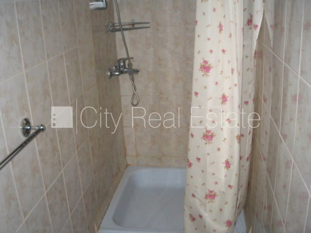 Pagalma māja, slēgta teritorija, ieeja no pagalma, logi vērsti mājas abās pusēs, guļamistabu Rīga - foto 9