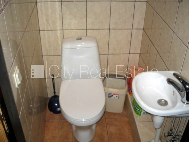 Pagalma māja, slēgta teritorija, ieeja no pagalma, logi vērsti mājas abās pusēs, guļamistabu Rīga - foto 10