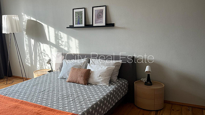 Fasādes māja, renovēta māja, ieeja no ielas, kāpņu telpa pēc kosmētiskā remonta, logi Rīga - foto 12