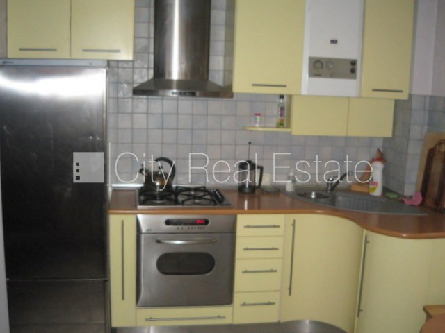 Pagalma māja, slēgta teritorija, ieeja no pagalma, logi vērsti mājas abās pusēs, guļamistabu Rīga - foto 6