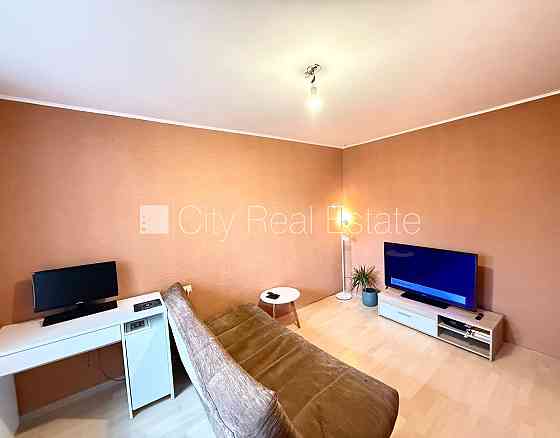 Здание во дворе, благоустроенная озеленённая территория, места для нескольких Rīga