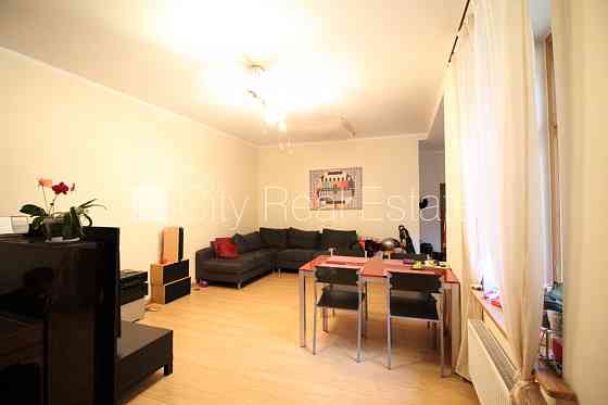 Здание во дворе, реновированный дом, благоустроенный озеленённый двор, закрытый Rīga