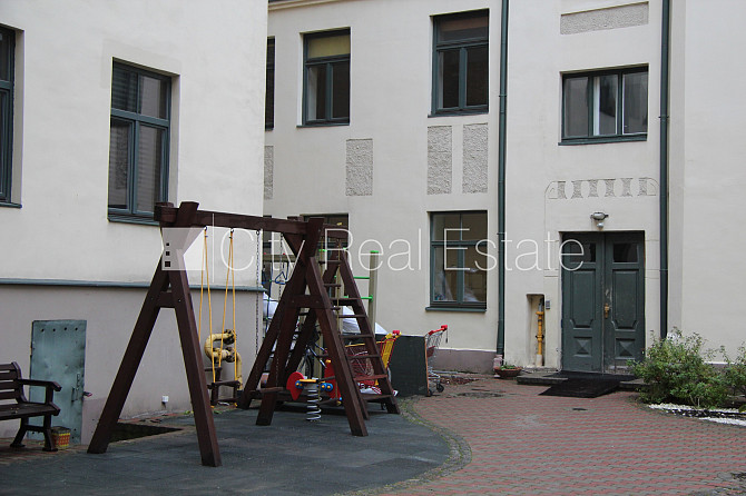 Pagalma ēka, renovēta māja, labiekārtots apzaļumots pagalms, slēgts pagalms, ieeja no Rīga - foto 4