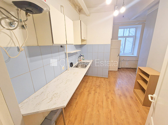 Renovēta māja, ir lifts, kāpņu telpa pēc kapitālā remonta, logi vērsti uz ielas pusi, Rīga - foto 17