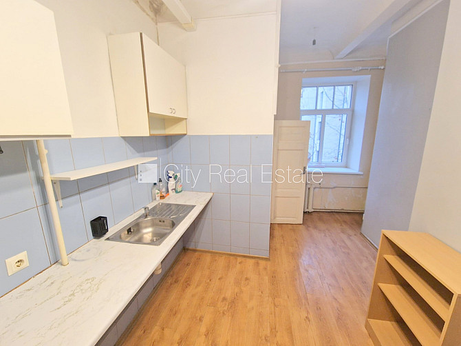 Renovēta māja, ir lifts, kāpņu telpa pēc kapitālā remonta, logi vērsti uz ielas pusi, Rīga - foto 20