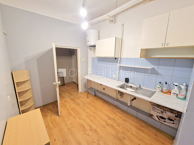 Renovēta māja, ir lifts, kāpņu telpa pēc kapitālā remonta, logi vērsti uz ielas pusi, Rīga - foto 16