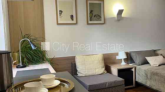 Фасадный дом, реновированный дом, благоустроенный озеленённый двор, вход с улицы, Рига