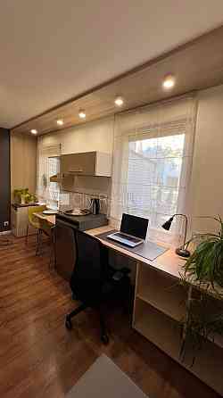 Фасадный дом, реновированный дом, благоустроенный озеленённый двор, вход с улицы, Рига