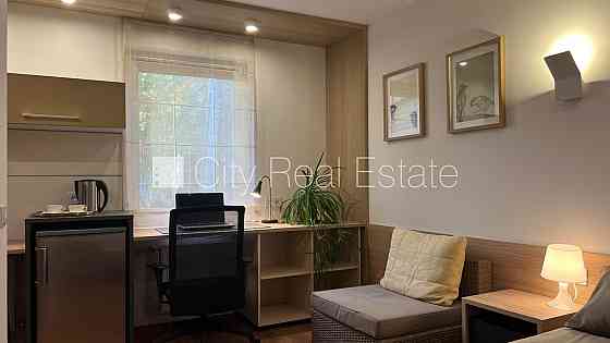 Фасадный дом, реновированный дом, благоустроенный озеленённый двор, вход с улицы, Рига