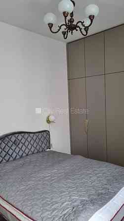 Здание во дворе, закрытый двор, количество спален 2 шт., студио, кухня объединена с Рига