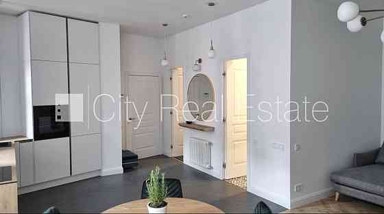 Здание во дворе, закрытый двор, количество спален 2 шт., студио, кухня объединена с Рига