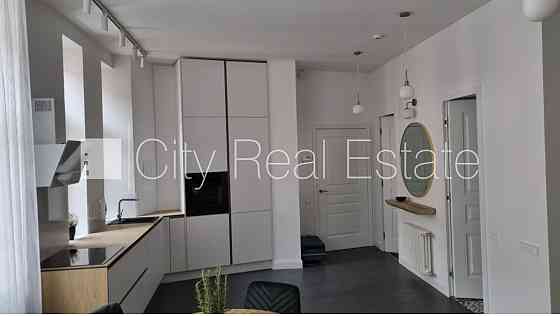 Здание во дворе, закрытый двор, количество спален 2 шт., студио, кухня объединена с Рига