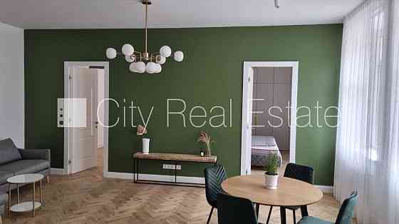 Здание во дворе, закрытый двор, количество спален 2 шт., студио, кухня объединена с Рига