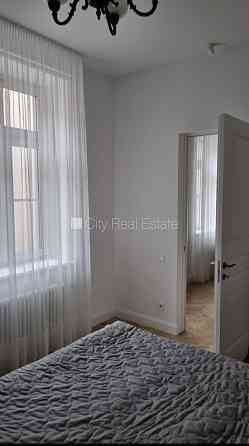 Здание во дворе, закрытый двор, количество спален 2 шт., студио, кухня объединена с Рига