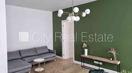 Здание во дворе, закрытый двор, количество спален 2 шт., студио, кухня объединена с Рига