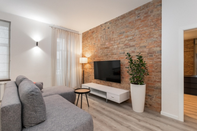 Klusajā centrā tiek izīrēts 2-istabu dzīvoklis ar izsmalcinātu interjera dizainu, dzīvoklis Rīga - foto 1