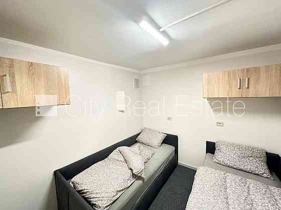 Фасадный дом, благоустроенный озеленённый двор, закрытый двор, места для Рига