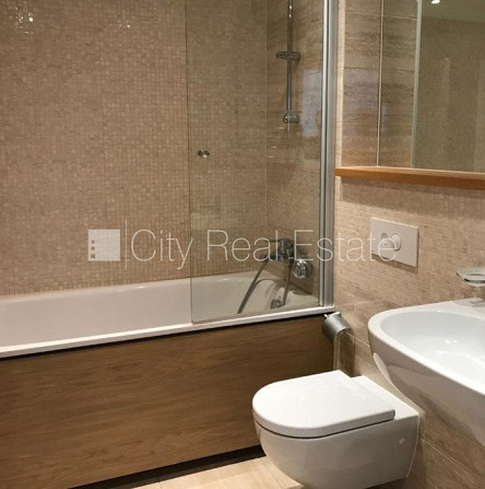 Fasādes māja, restaurēta māja, ieeja no ielas un pagalma, ir lifts, balkons, logi vērsti Rīga - foto 10