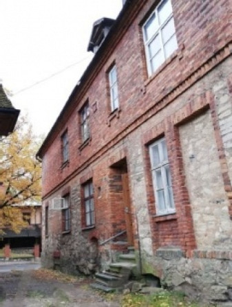 Trīsstāvu rekonstruējama māja Cēsu vecpilsētā.  Būvniecības gads: 1880. Ķieģeļu sienas, Cēsis un Cēsu novads - foto 2