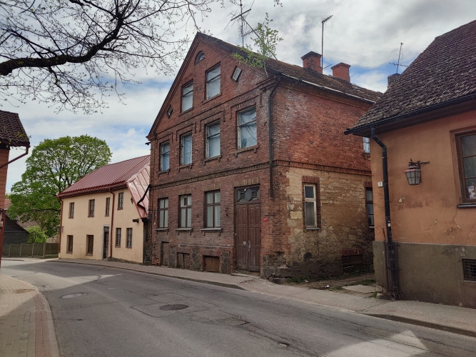 Trīsstāvu rekonstruējama māja Cēsu vecpilsētā.  Būvniecības gads: 1880. Ķieģeļu sienas, Cēsis un novads - foto 16