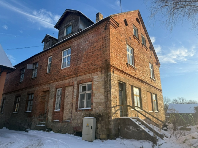 Trīsstāvu rekonstruējama māja Cēsu vecpilsētā.  Būvniecības gads: 1880. Ķieģeļu sienas, Cēsis un Cēsu novads - foto 13