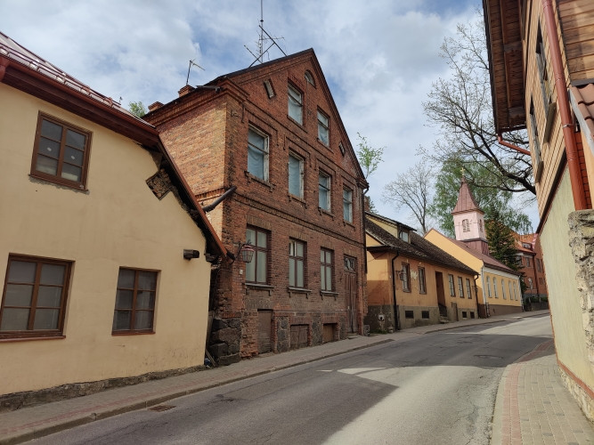 Trīsstāvu rekonstruējama māja Cēsu vecpilsētā.  Būvniecības gads: 1880. Ķieģeļu sienas, Cēsis un novads - foto 17