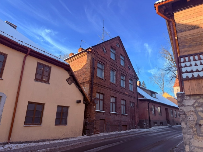 Trīsstāvu rekonstruējama māja Cēsu vecpilsētā.  Būvniecības gads: 1880. Ķieģeļu sienas, Cēsis un Cēsu novads - foto 11