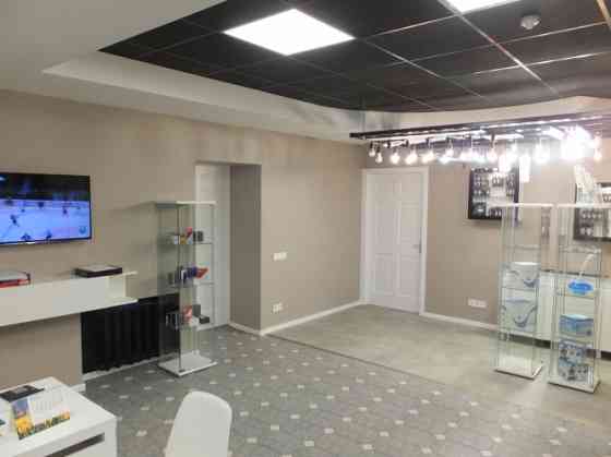 Telpas renovētā fasādes ēkā ar autostāvvietu.  Veikals: Kopā 53,4 kvm - 7 eur/m2 - Tirdzniecibas tel Rīga