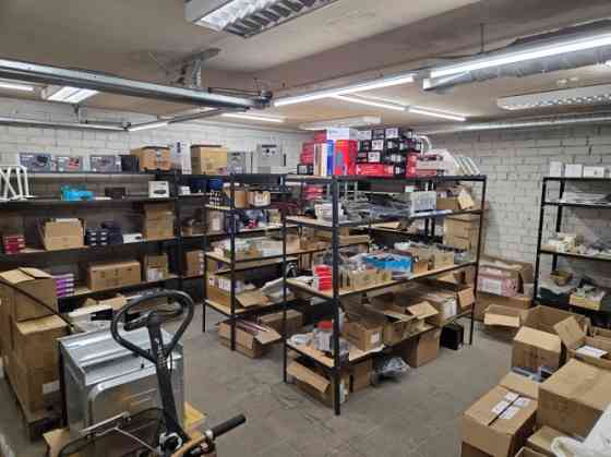 Telpas renovētā fasādes ēkā ar autostāvvietu.  Veikals: Kopā 53,4 kvm - 7 eur/m2 - Tirdzniecibas tel Rīga