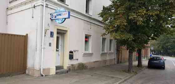 Telpas renovētā fasādes ēkā ar autostāvvietu.  Veikals: Kopā 53,4 kvm - 7 eur/m2 - Tirdzniecibas tel Rīga