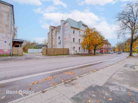 Telpas renovētā fasādes ēkā ar autostāvvietu.  Veikals: Kopā 53,4 kvm - 7 eur/m2 - Tirdzniecibas tel Rīga