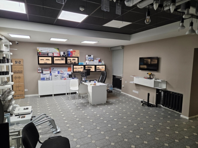 Telpas renovētā fasādes ēkā ar autostāvvietu.  Veikals: Kopā 53,4 kvm - 7 eur/m2 - Rīga - foto 4