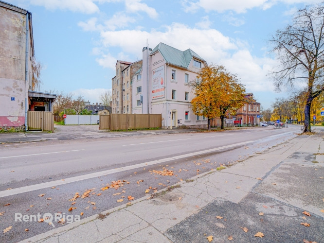 Telpas renovētā fasādes ēkā ar autostāvvietu.  Veikals: Kopā 53,4 kvm - 7 eur/m2 - Rīga - foto 1