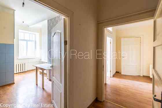 Фасадный дом, реновированный дом, территория обнесена забором, место для машины, Rīga