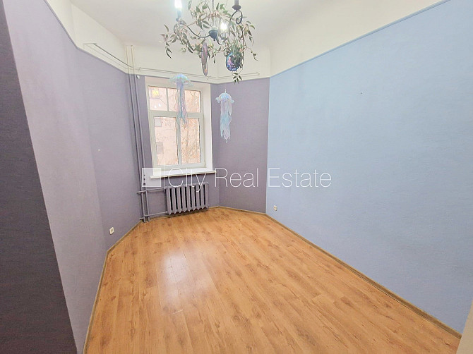 Fasādes māja, renovēta māja, iežogota teritorija, vieta automašīnai, ieeja no ielas un Rīga - foto 9