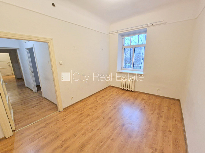 Fasādes māja, renovēta māja, iežogota teritorija, vieta automašīnai, ieeja no ielas un Rīga - foto 15