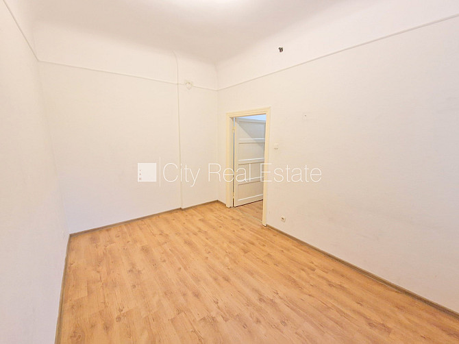 Fasādes māja, renovēta māja, iežogota teritorija, vieta automašīnai, ieeja no ielas un Rīga - foto 14