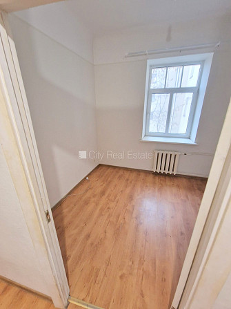 Fasādes māja, renovēta māja, iežogota teritorija, vieta automašīnai, ieeja no ielas un Rīga - foto 17