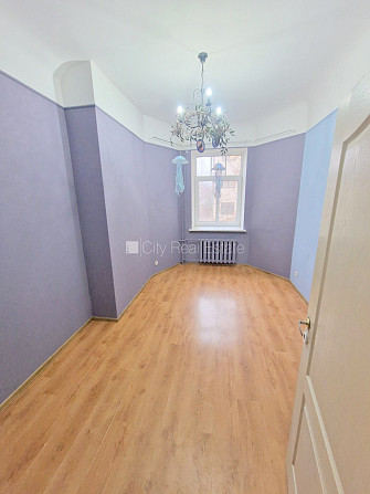 Fasādes māja, renovēta māja, iežogota teritorija, vieta automašīnai, ieeja no ielas un Rīga - foto 11