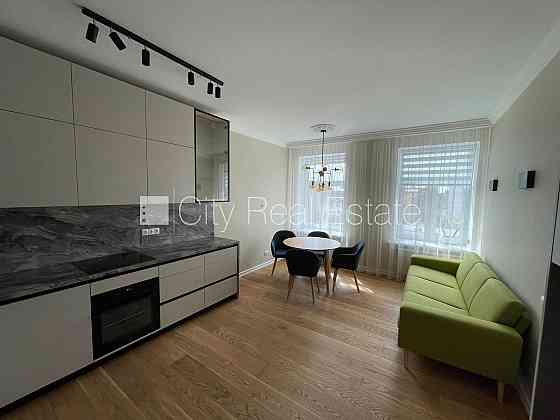 Фасадный дом, закрытый двор, место для машины, вход с улицы, окна выходят во двор, Rīga