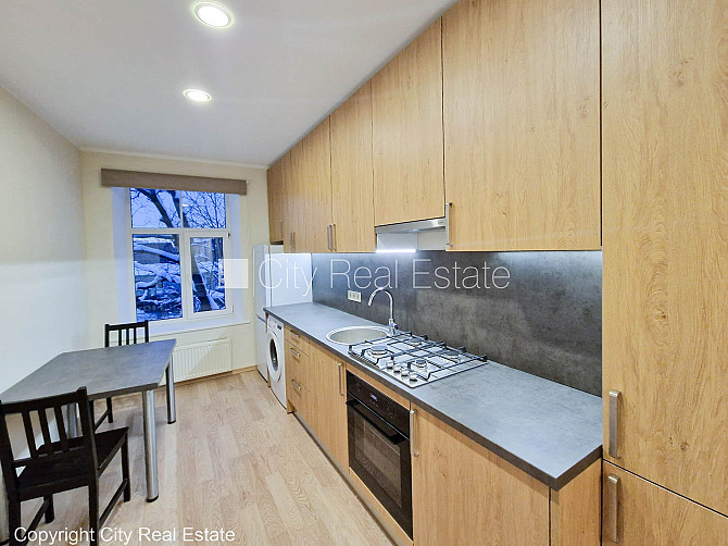 Pagalma ēka, slēgts pagalms, ieeja no pagalma, kāpņu telpa pēc kosmētiskā remonta, logi Rīga - foto 1