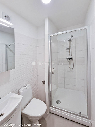 Pagalma ēka, slēgts pagalms, ieeja no pagalma, kāpņu telpa pēc kosmētiskā remonta, logi Rīga - foto 8