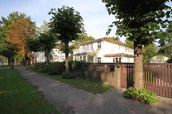 Благоустроенный озеленённый двор, территория обнесена деревянным забором, гараж Jūrmala