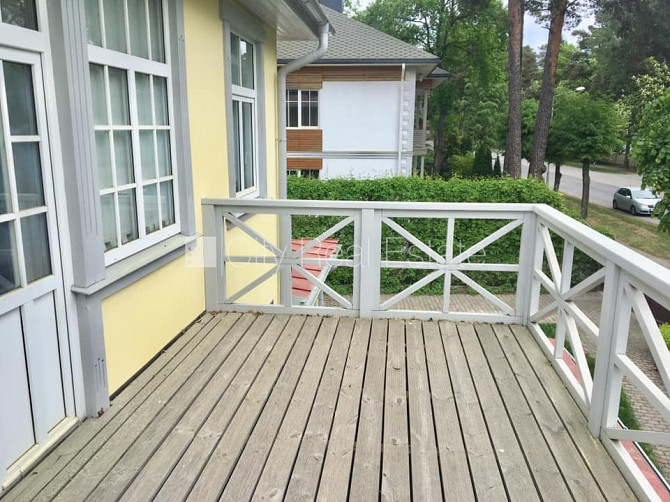 Labiekārtots apzaļumots pagalms, iežogota teritorija ar koka sētu, garāža vienai Jūrmala - foto 13