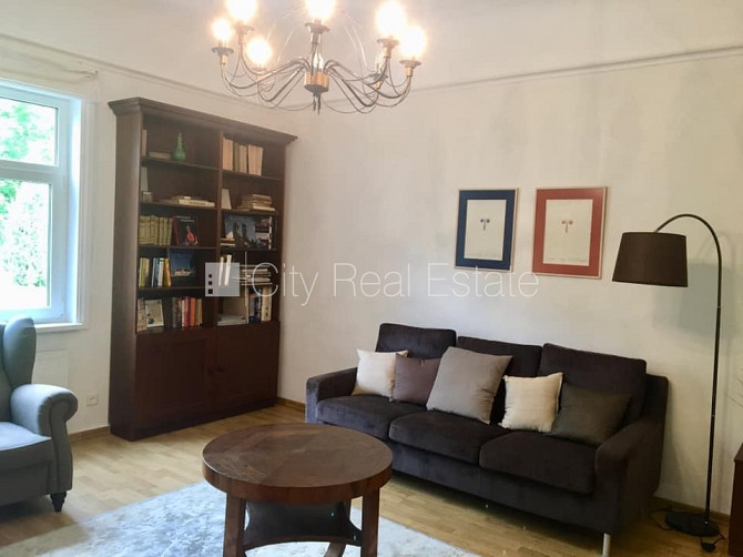 Labiekārtots apzaļumots pagalms, iežogota teritorija ar koka sētu, garāža vienai Jūrmala - foto 3