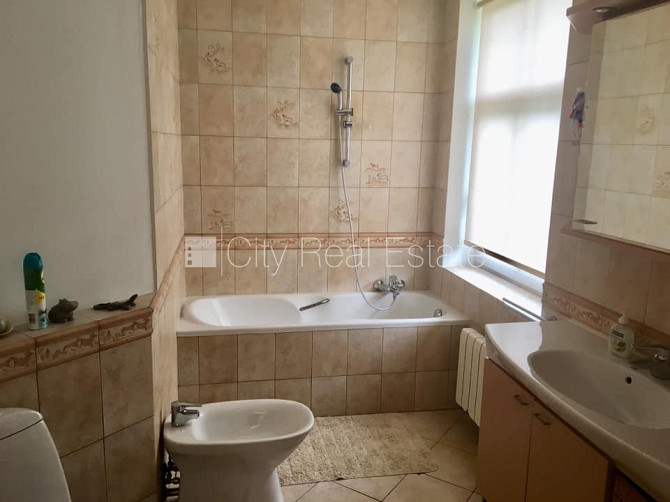 Labiekārtots apzaļumots pagalms, iežogota teritorija ar koka sētu, garāža vienai Jūrmala - foto 10